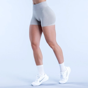 Dettaglio degli shorts da yoga senza cuciture a vita alta grigio chiaro con texture