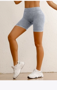 Détail du short de yoga sans couture à taille haute avec finition délavée à l'acide