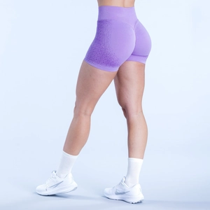 Dettaglio degli shorts sportivi senza cuciture viola con effetto lifting e sfumatura