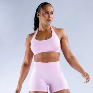 Détail d'un ensemble de yoga rose pâle sans couture avec brassière et short de sport côtelé