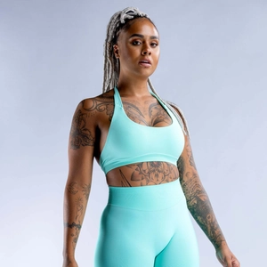 Détail d'un ensemble de yoga sans couture vert menthe avec brassière dos nu et legging haut