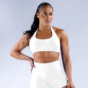 Détail de la brassière de sport dos nu blanche et du legging de yoga taille haute