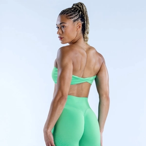 Détail macro du legging de yoga taille haute et du soutien-gorge de sport dos torsadé