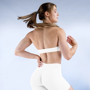 Détail de l'ensemble de yoga blanc sans couture avec texture côtelée et dos nu