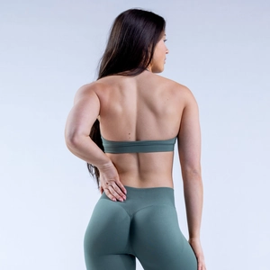 Vue détaillée de l'ensemble de yoga sans couture vert sauge avec dos nu et taille haute