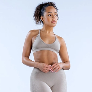 Gros plan d'un soutien-gorge de yoga en V et legging en tissu texturé terreux