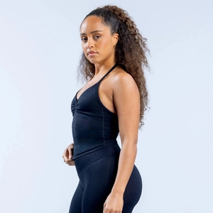 Détail du débardeur de yoga noir dos nu avec design froncé et tissu extensible