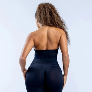 Vue arrière du soutien-gorge de yoga noir à licou et leggings taille haute gainant