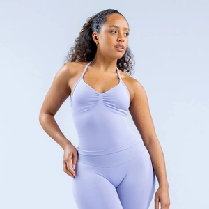 Détail du soutien-gorge de sport dos nu lilas côtelé avec finitions plissées