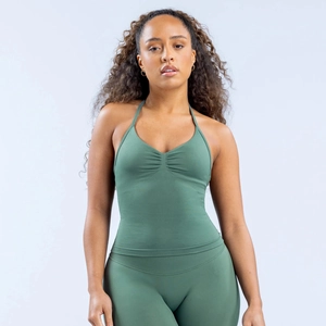 Ensemble de yoga vert olive avec haut dos nu froncé et legging de fitness taille haute