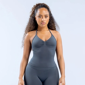 Détail de la brassière de sport dos nu gris foncé avec fronces et tissu gainant