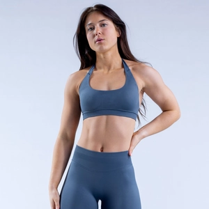 Détail de l'ensemble de yoga sans couture gris-bleu avec taille côtelée et brassière