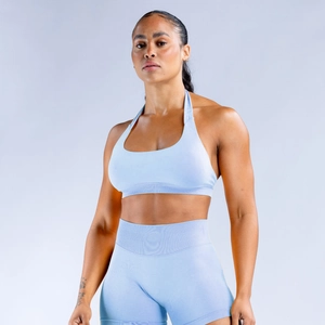 Détail de l'ensemble de yoga bleu clair sans couture avec brassière dos nu et short