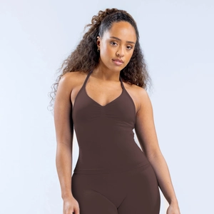 Détail du haut de yoga licou marron foncé avec poitrine plissée et tissu extensible