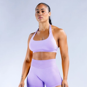 Détail de la brassière de sport dos nu lilas sans couture et du short côtelé taille haute