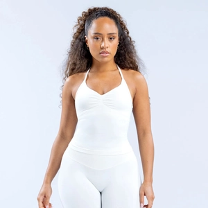 Vue de face du haut de yoga licou blanc et leggings en maille côtelée assortis