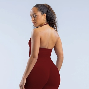Détail du débardeur de sport bordeaux à dos nu et du legging taille haute aspect mat