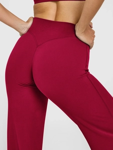 Detail of high waist yoga pants in wine red with V-shaped stitching for hip contouring