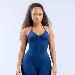 Vue détaillée du débardeur de yoga licou bleu foncé et du legging assorti mat