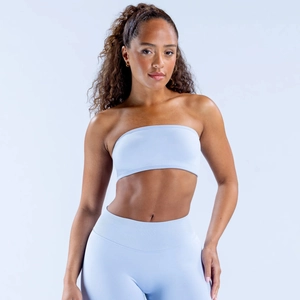 Détail du soutien-gorge de yoga bleu clair sans couture en tissu extensible et respirant