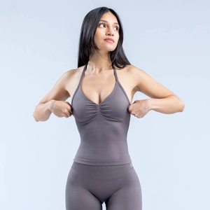 Détail d'un ensemble de yoga sans couture taupe avec décolleté licou et détails froncés