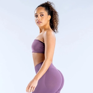 Vue latérale du modèle en brassière de sport violette et leggings de yoga taille haute