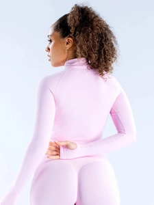 Ensemble de yoga rose clair ajusté avec veste à passe-pouce et legging taille haute