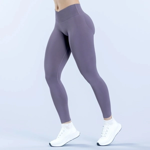 Dettaglio dei pantaloni da yoga malva senza cuciture con vita a incrocio ed effetto push-up