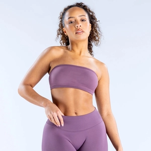 Détail d'un ensemble de yoga mauve sans couture avec legging et brassière sans bretelles