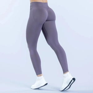 Dettaglio dell'arricciatura posteriore e cucitura push-up dei leggings yoga lilla senza cuciture