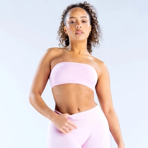Vue de face de l'ensemble de sport haut yoga sans bretelles et legging rose clair