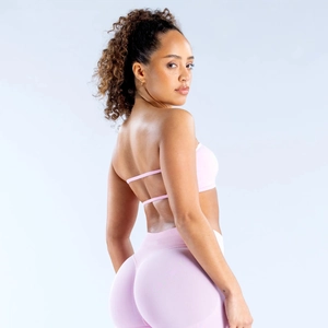 Ensemble de yoga rose sans couture avec brassière bandeau et legging taille haute vue de profil