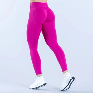 Dettaglio dei leggings da yoga rosa acceso con effetto scrunch e tessuto elasticizzato