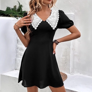 Mini-robe trapèze noire rétro avec col Peter Pan en dentelle blanche et manches bouffantes