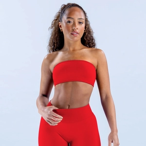 Gros plan du tissu en maille sans couture rouge très extensible sur le haut et le legging