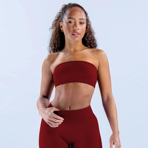 Détail de l'ensemble de yoga rouge foncé avec haut bustier sport et legging taille haute