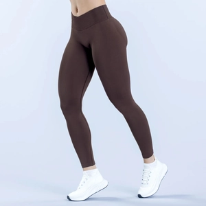 Dettaglio dei pantaloni da yoga marrone scuro a vita alta con effetto arricciato sui glutei