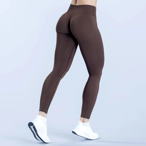 Dettaglio dei pantaloni yoga marrone scuro con vita a incrocio e push-up glutei