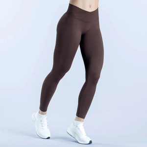 Dettaglio dei leggings marrone scuro con vita a V incrociata e vestibilità aderente