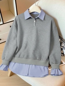Sweat femme automne faux deux pièces gris avec col et ourlet de chemise rayé bleu