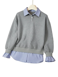 Sweat femme gris clair effet superposé avec col et ourlet de chemise rayée bleue