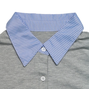 Détail de l'encolure du pull gris avec un col de chemise rayé bleu et blanc contrasté