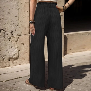 Eleganti pantaloni neri a gamba larga a vita alta con pieghe verticali e dettaglio fiocco