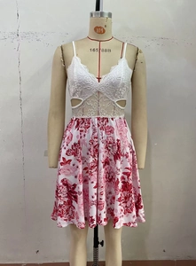 Detail des weißen Spitzenoberteils mit ausgeschnittenen Blumenmustern am Kleid