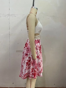 Detail des weißen Häkeloberteils mit Lochmuster und geblümtem Rock am Sommerkleid