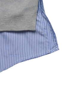 Pull gris pour femme avec ourlet de chemise à rayures bleues et design à deux couches