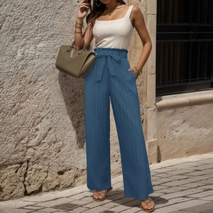 Dettaglio dei pantaloni a gamba larga a vita alta blu navy con trama a coste e cintura