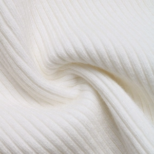 Dettaglio del tessuto bianco a coste con strisce verticali e consistenza in cotone morbido