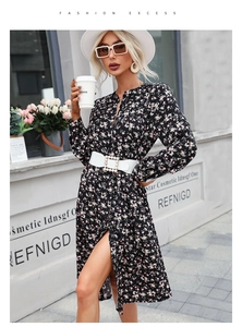 Détail d'une robe noire à fleurs à manches longues avec ceinture en perles et chapeau