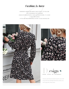 Détail d'une jupe longue plissée à fleurs avec ceinture nouée et motif fleur de prunier
